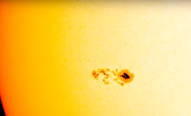 Experţii NASA au descoperit pe suprafaţa Soarelui o pată de dimensiuni impresionate, mai mare decât Pământul