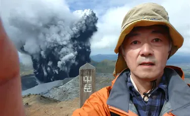 Selfie-ul vieții sale. Un japonez s-a fotografiat chiar în timp ce un vulcan a erupt în spatele său
