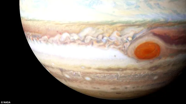 Noile imagini ale Marii Pete Roşii de pe Jupiter, realizate de sonda Juno a NASA