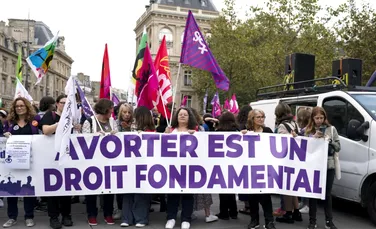 Dreptul la avort va fi în Constituția franceză, a promis președintele Emmanuel Macron