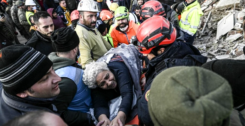 O femeie din Turcia, scoasă în viață din ruine după mai bine de 100 de ore