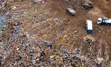 Marea groapă de gunoi, una dintre mândriile Chinei, s-a umplut cu 25 de ani mai devreme