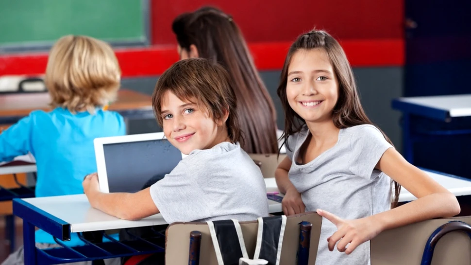 În România, elevii din clasa a III-a vor învăţa de pe tablete din martie 2015