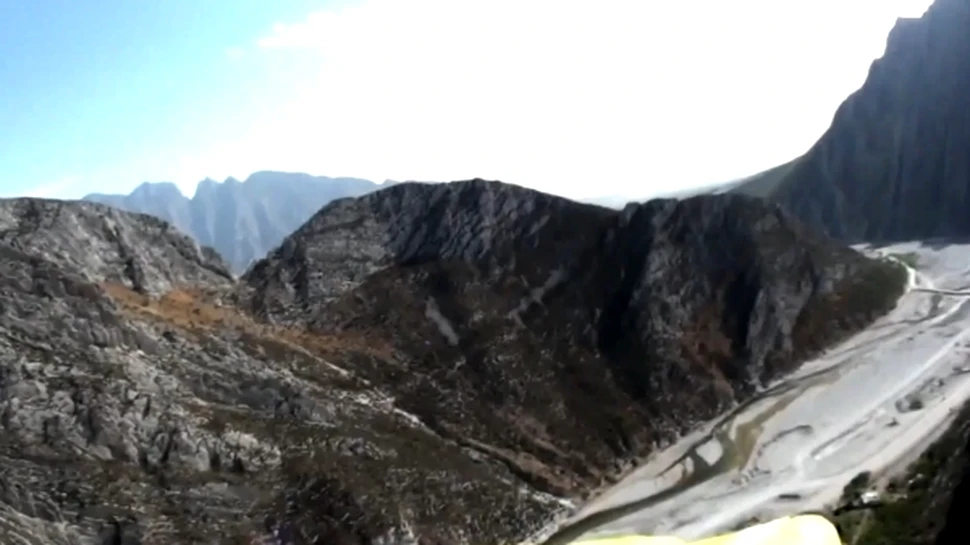 Spectaculos: aşa arată munţii Mexicului văzuţi din wingsuit! (VIDEO)