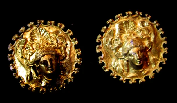 Podoabele de aur, cu figuri feminine, sunt printre cele mai impresionante piese din tezaur