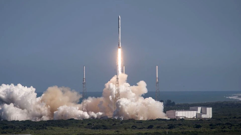 Noi IMAGINI de la prima aterizare verticală a unei rachete. Space X se pregăteşte de o nouă premieră