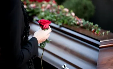 O femeie declarată moartă din cauza cancerului s-a trezit în drum spre înmormântare