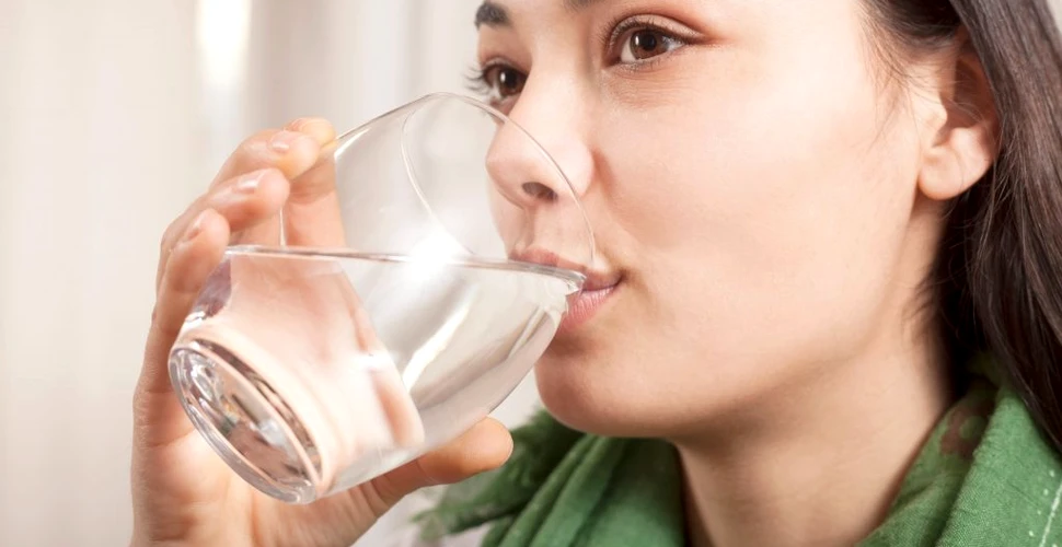 Apa poate preveni insuficiența cardiacă. Câtă apă trebuie să consumăm zilnic?