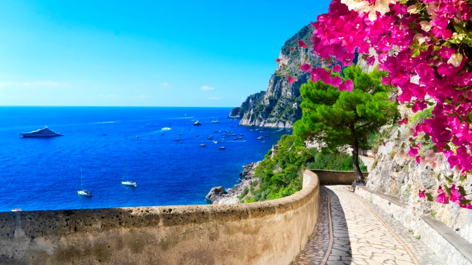 Turiștii care ajung pe o insulă italiană riscă o taxă de 500 de euro