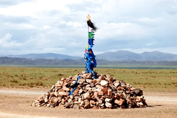 Un chorten, altar de tip budist , foarte frecvent în Mongolia şi Tibet