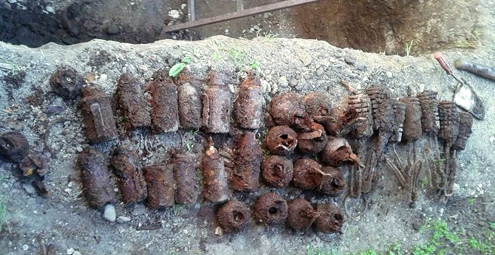 Zeci de mine antipersonal care ar fi putut exploda au fost descoperite în gospodăria unui român