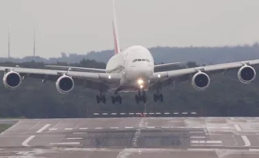 Aterizare spectaculoasă făcută de cel mai mare avion de pasageri din lume la Dusseldorf – VIDEO
