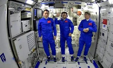 O nouă filmare îi arată pe cei trei astronauți la bordul noii stații spațiale a Chinei