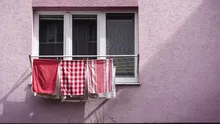 Motivul pentru care locatarii unui bloc nu mai au voie să folosească balsam de rufe și detergenți parfumați