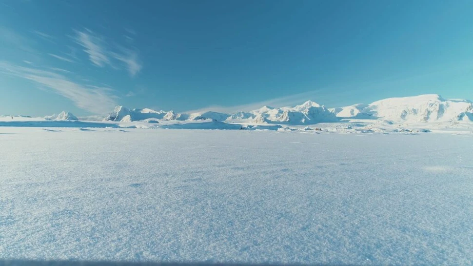 De ce uneori zăpada pare albastră?