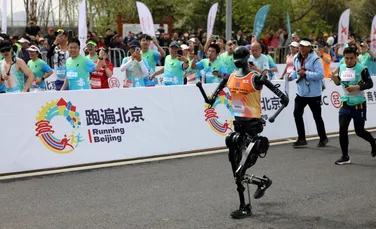 Pentru prima dată, roboții au alergat alături de oameni la un semimaraton