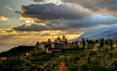 Muntele Athos, numit și Muntele Sfânt, o republică autonomă de călugări ortodocși