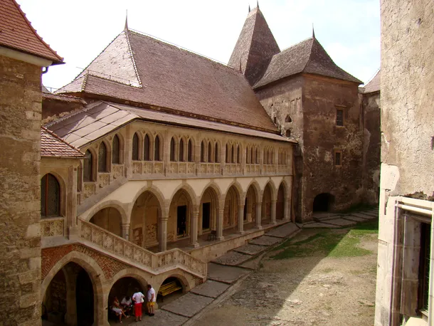 Castelul Huniazilor, una dintre cele mai mari fortăreţe din Europa