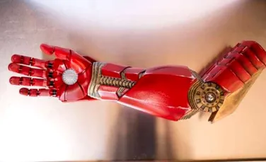 Un copil de şapte ani a primit o mână nouă de la Iron Man. VIDEO