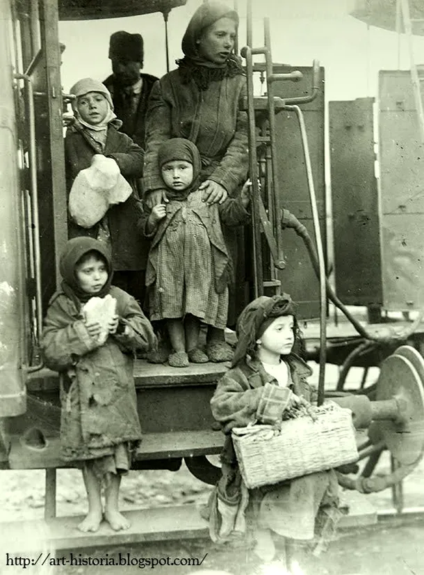 Una din nenumăratele familii de ţărani gonite de sărăcie, îşi caută norocul în Bucureşti (1929)