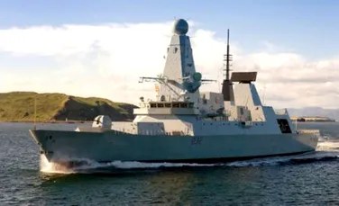 Royal Navy trage cu tunul in O.Z.N.-uri