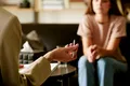 De ce psihologul tace când tu aștepți un răspuns? Ce urmărește, de fapt, prin întrebările sale
