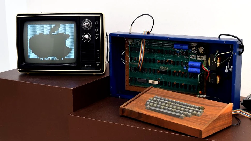 Un computer Apple-1, vândut personal de Steve Jobs în 1976, achiziţionat pentru o sumă record
