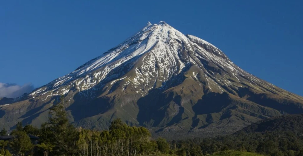 Un alpinist a supraviețuit după ce a căzut de pe unul dintre cei mai periculoși munți din Noua Zeelandă