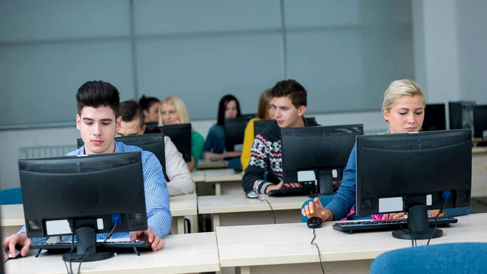 2000 de elevi pasionaţi de IT din România construiesc aplicaţii mobile prin intermediul unui program de voluntariat organizat de Microsoft România