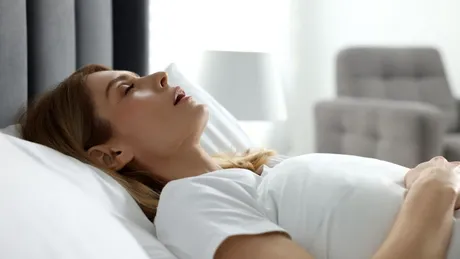 De ce oamenii care sforăie nu se trezesc din cauza propriului zgomot?