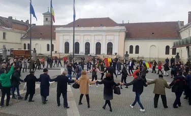 VIDEO + GALERIE FOTO. Zeci de români şi basarabeni s-au prins în Hora Unirii, la Alba Iulia