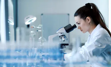 Cum încearcă industriile tutunului, alcoolului și alimentelor ultraprocesate să-i intimideze pe cercetători