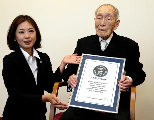 Un japonez în vârstă de 111 ani, Sakari Momoi, a primit, marţi, titlul de cel mai bătrân bărbat din lume, potrivit presei locale, şi se alătură astfel compatrioatei sale Misao Okawa, cea mai în vârstă persoană din lume