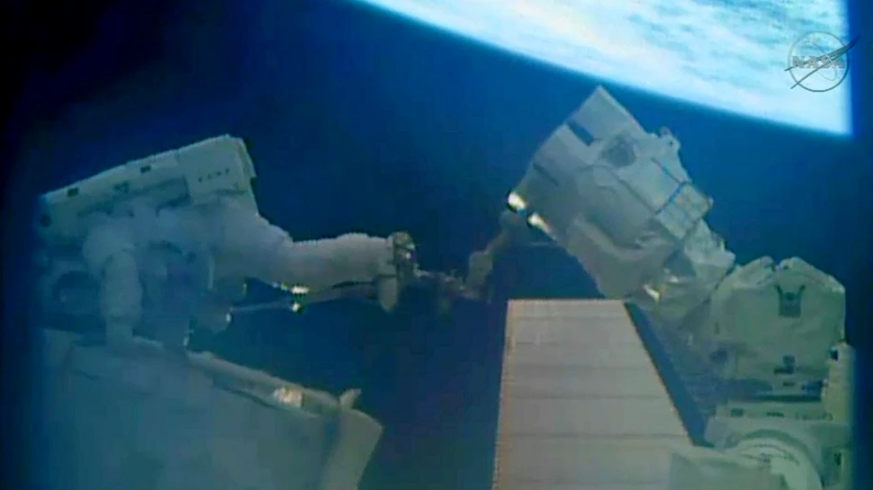 Misiune de Crăciun: astronauţii au stat şapte ore în spaţiu pentru a repara o defecţiune majoră (VIDEO)