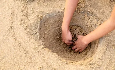 O fetiță de 5 ani care se juca pe o plajă a murit îngropată în nisip