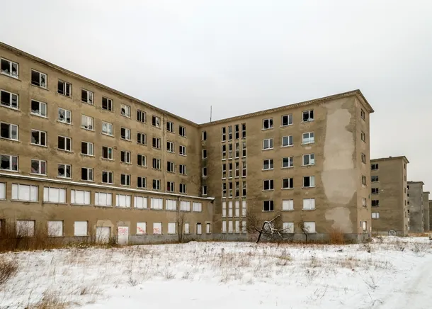 Ruinele unei clădiri de locuinţe din perioada regimului nazist. Se observă asemănările cu clădirile construite ulterior de sovietici.