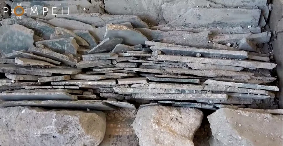 Plăci de marmură cu incrustații, găsite într-un cufăr din Pompeii