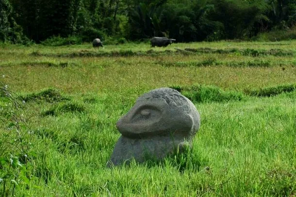 Sculpturile gigantice indoneziene care amintesc de statuile Maoi din Insula Paştelui 