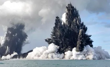 Erupţie puternică a unui vulcan subacvatic. Apele oceanului au devenit roşii