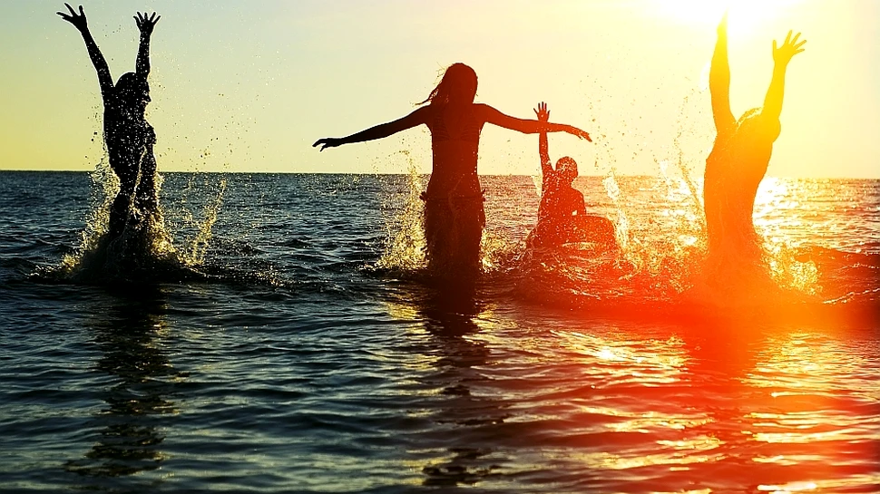 Cercetătorii au identificat cele două vârste la care oamenii ating cel mai înalt nivel al fericirii