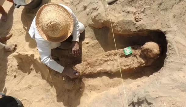 Momentul în care arheologii măsoară o mumie