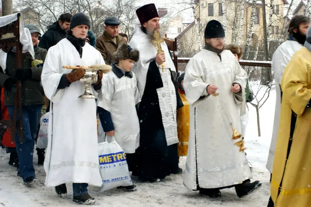 Procesiune ortodoxă de Crăciun undeva în Rusia.