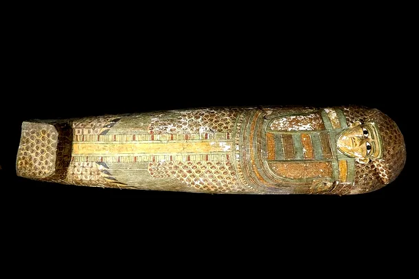 Ministrul egiptean al Antichităţilor a anunţat descoperirea în oraşul antic Luxor a unei mumii vechi de 3.600 de ani, în interiorul unui sarcofag din lemn decorat cu desene ce reprezintă pene de păsări,