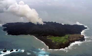 Avertisment: noua insulă vulcanică din Pacific, ce erupe în prezent, ar putea provoca un tsunami (GALERIE FOTO)
