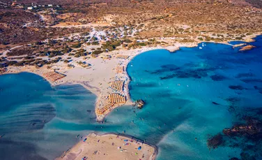 O insulă grecească, preferată de români, are o plajă spectaculoasă cu nisip roz