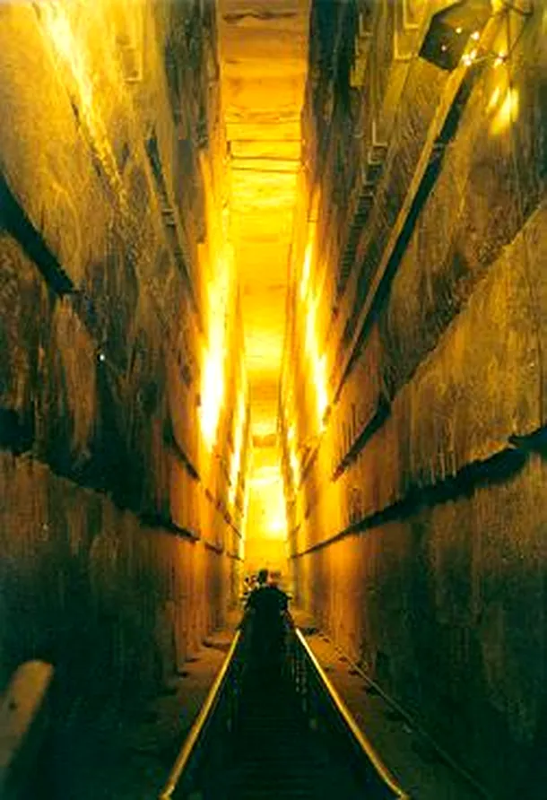 Coridor în interiorul piramidei lui Keops