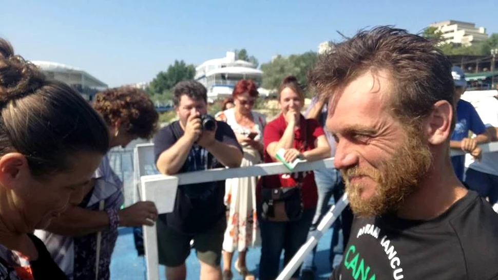 Avram Iancu, românul care străbate Dunărea înot, a ajuns la Galaţi şi mai are 150 de kilometri până la final