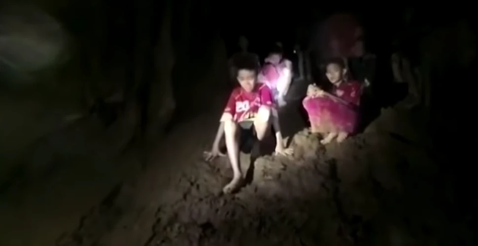 Unul dintre salvatorii care a dus oxigen echipei de fotbal thailandeze, blocată în peşteră, a murit