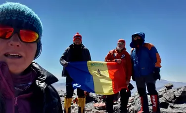 Vârful celui mai înalt vulcan din lume, atins în premieră de cinci alpinişti români
