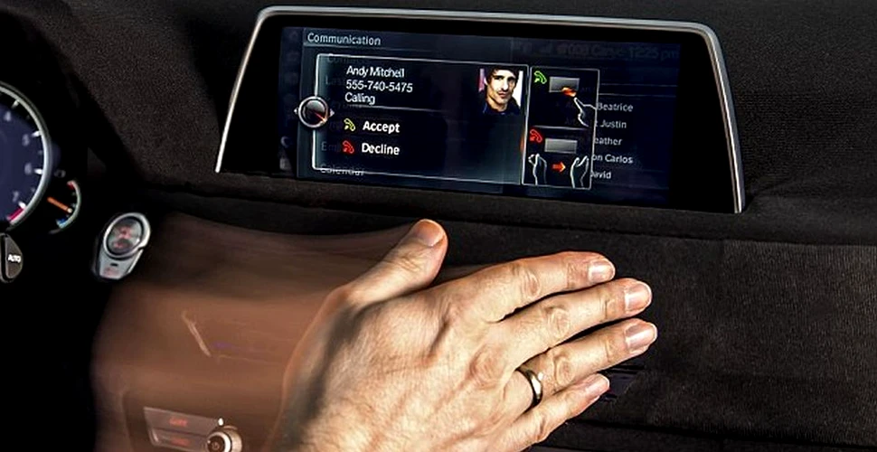 Volanul maşinii poate deveni istorie. O companie îşi dotează automobilele cu aplicaţii care permit şofatul numai prin gesturi. Maşina va fi prezentată în 2016. FOTO